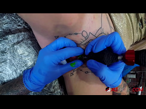 ❤️ Ekstreem tattooed hottie Sully Savage krige in tattoo op har klitoris ☑ Seks by wy ❌